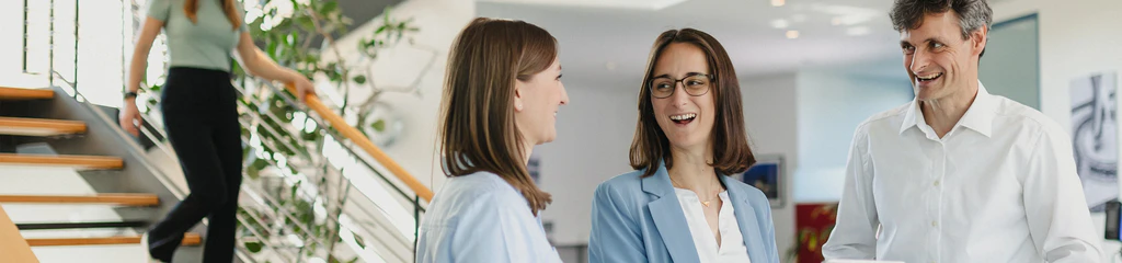 Mitarbeiter des Sales unterhalten sich