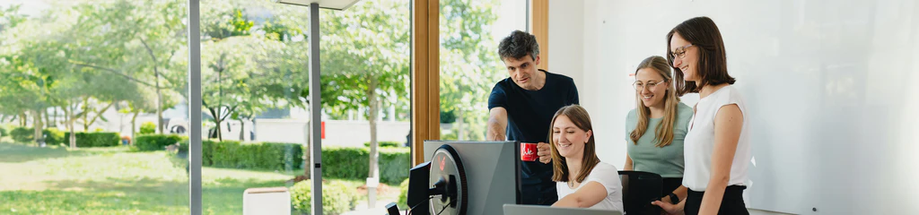 Mitarbeiter arbeiten am Computer
