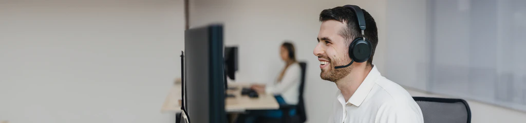 Mitarbeiter des Customer Supports sitzt vor Computer