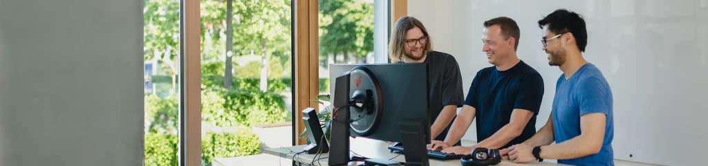 Mitarbeiter der IT schauen auf Computer