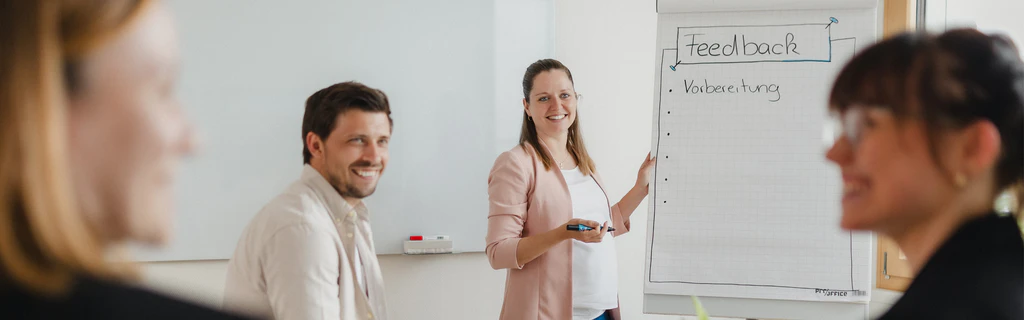 Mitarbeiter besprechen sich im Büro