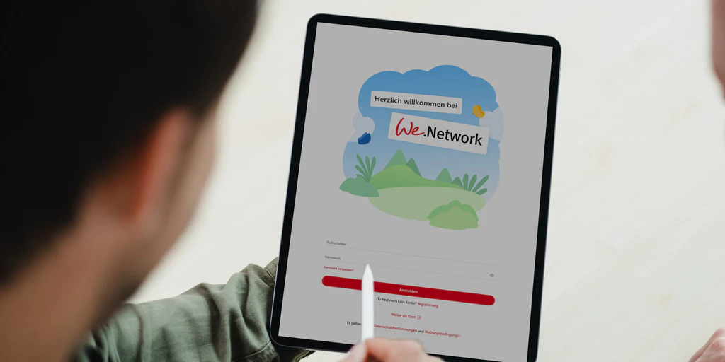 Personen zeigen auf Tablet