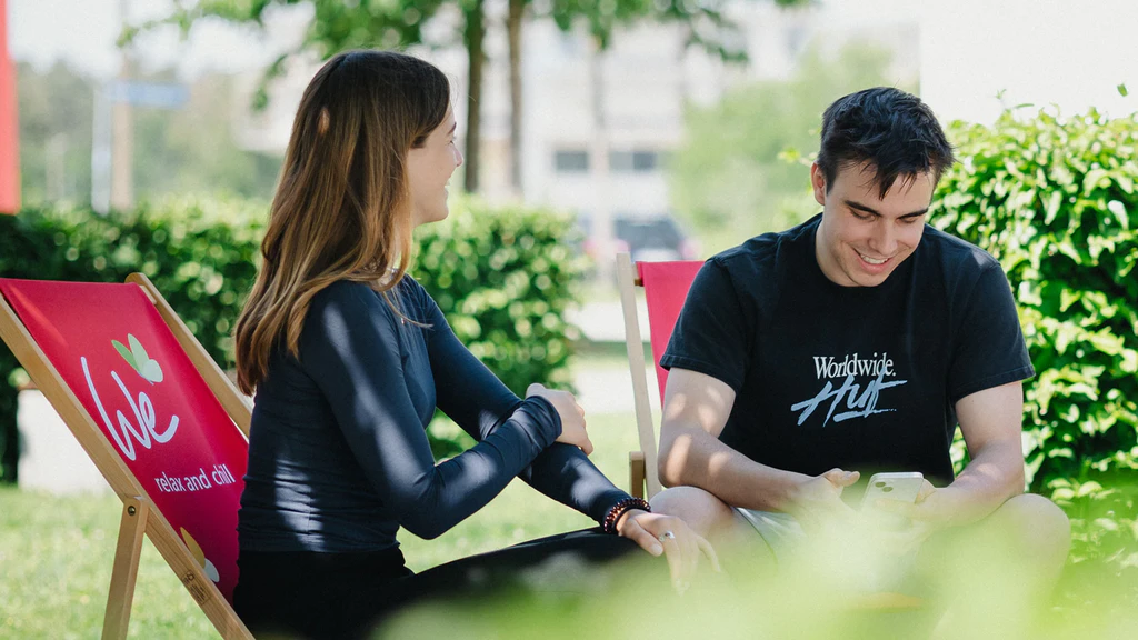 Studenten sitzen auf dem Campus