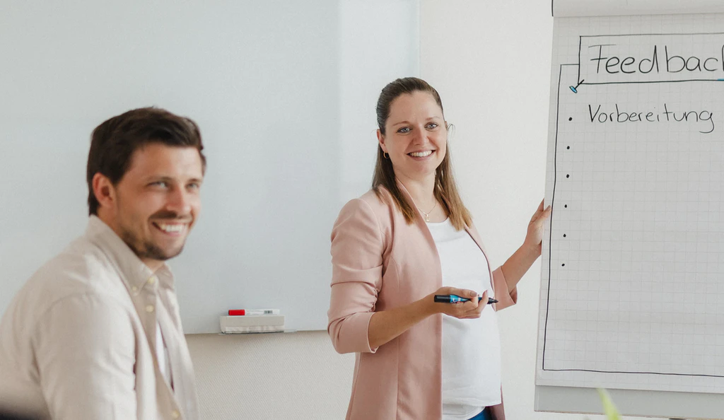 Mitarbeiter besprechen sich im Büro