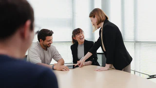 Mitarbeiter der Qualitätssicherung arbeiten gemeinsam am Tablet