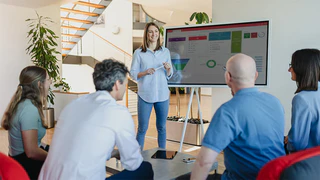 Mitarbeiterin des Sales besprechen hält eine Präsentation