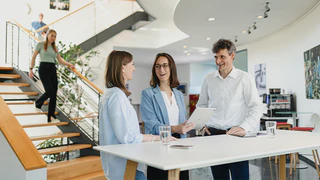 Mitarbeiter des Sales unterhalten sich
