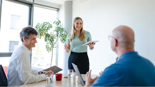 Mitarbeiter des Sales besprechen sich im Büro