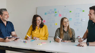 Mitarbeiter des Marketing besprechen sich