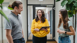 Mitarbeiter des Marketing unterhalten sich