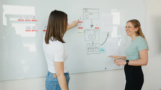 Mitarbeiter arbeiten am Whiteboard