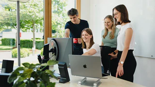 Mitarbeiter arbeiten am Computer