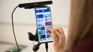 Mitarbeiter tippt auf Handy