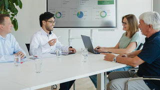 Mitarbeiter des Projektmanagements unterhalten sich im Büro