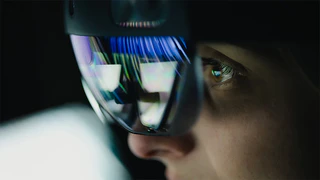 Mitarbeiter schaut durch Augmented-Reality-Brille