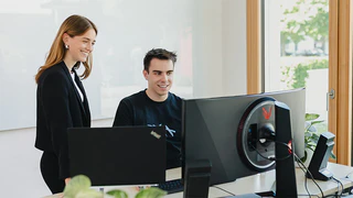 Mitarbeiter schauen auf Computer