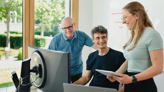 Mitarbeiter schauen auf Computer