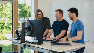 Mitarbeiter der IT schauen auf Computer