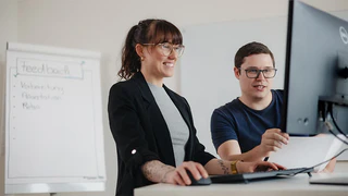 Mitarbeiter schauen auf Computer