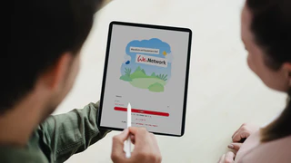 Personen zeigen auf Tablet
