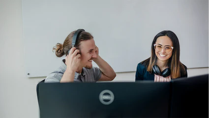 Mitarbeiter des Customer Supports sitzen vor Computer
