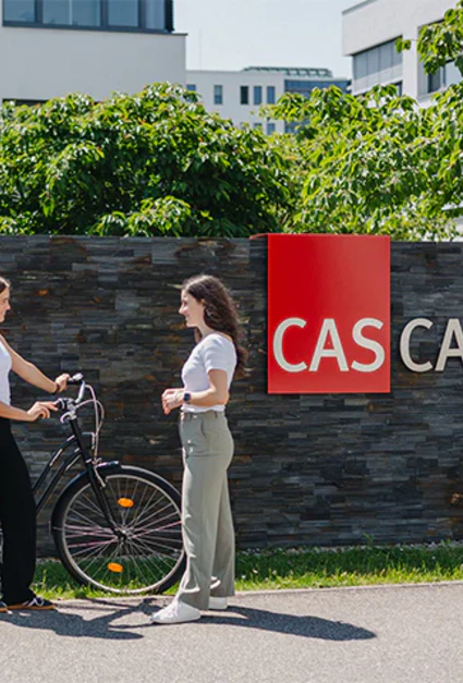 Studenten stehen auf dem Campus