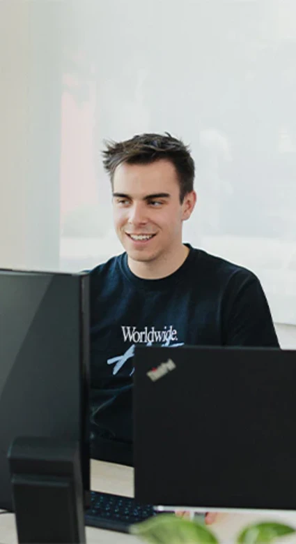 Studenten schaue auf den Computer