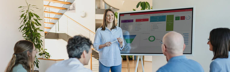 Mitarbeiterin des Sales besprechen hält eine Präsentation