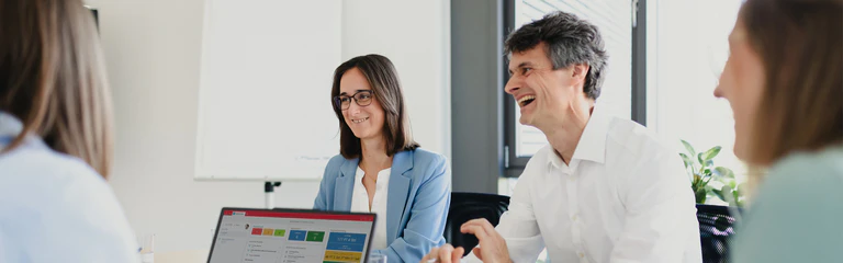 Mitarbeiter des Sales besprechen sich im Büro