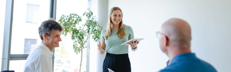 Mitarbeiter des Sales besprechen sich im Büro