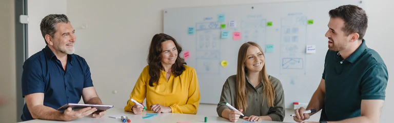 Mitarbeiter des Marketing besprechen sich