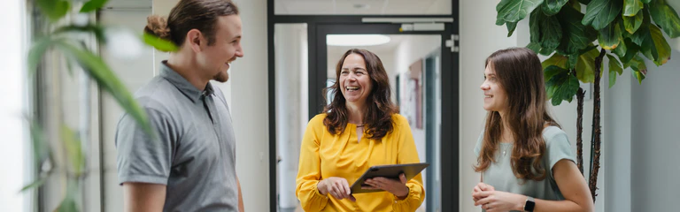 Mitarbeiter des Marketing unterhalten sich