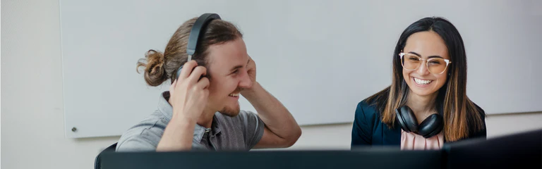 Mitarbeiter des Customer Supports sitzen vor Computer