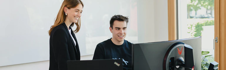 Mitarbeiter schauen auf Computer