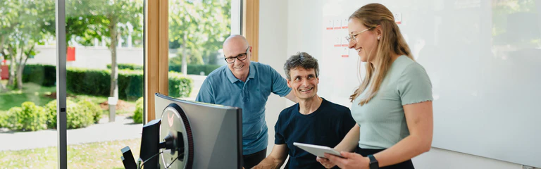 Mitarbeiter schauen auf Computer
