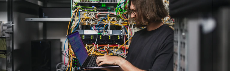 Mitarbeiter der IT arbeitet am Laptop