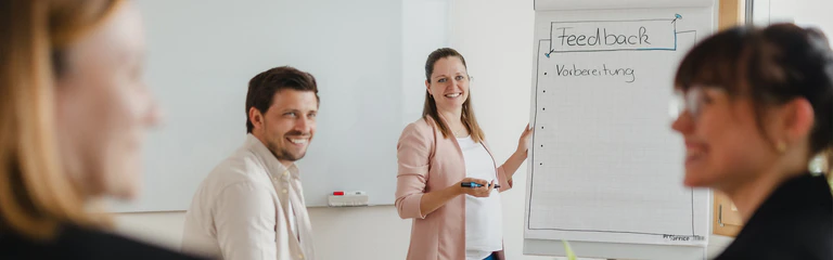 Mitarbeiter besprechen sich im Büro
