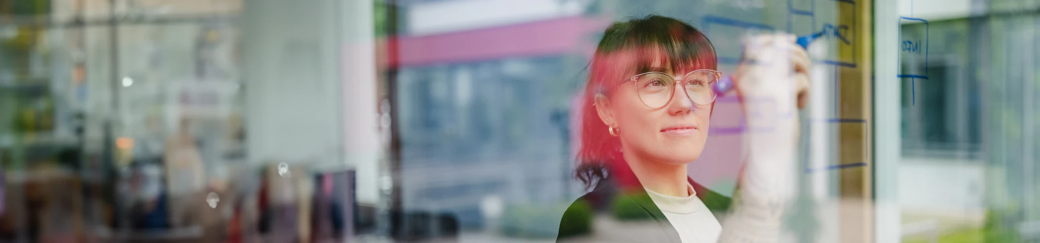 Mitarbeiterin des Produktmanagements schreibt an das Fenster