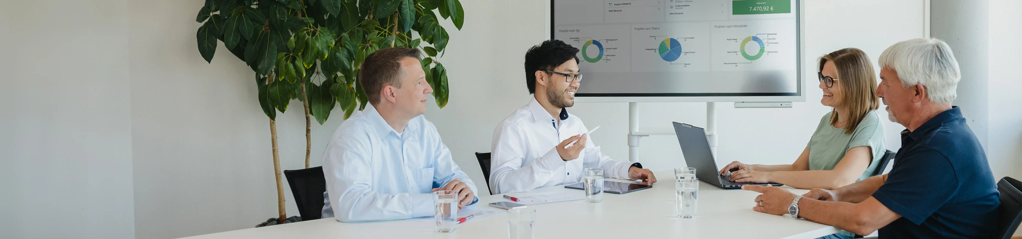 Mitarbeiter des Projektmanagements unterhalten sich im Büro