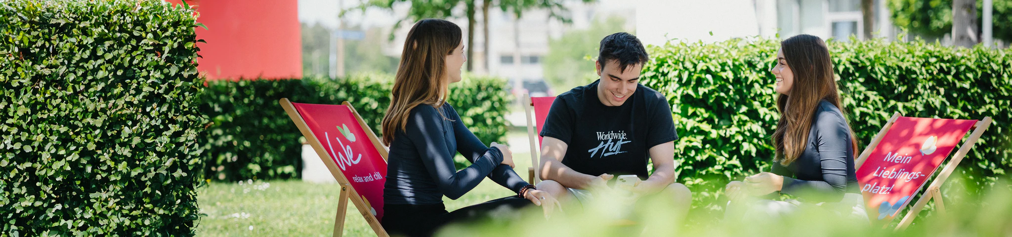 Studenten sitzen auf dem Campus