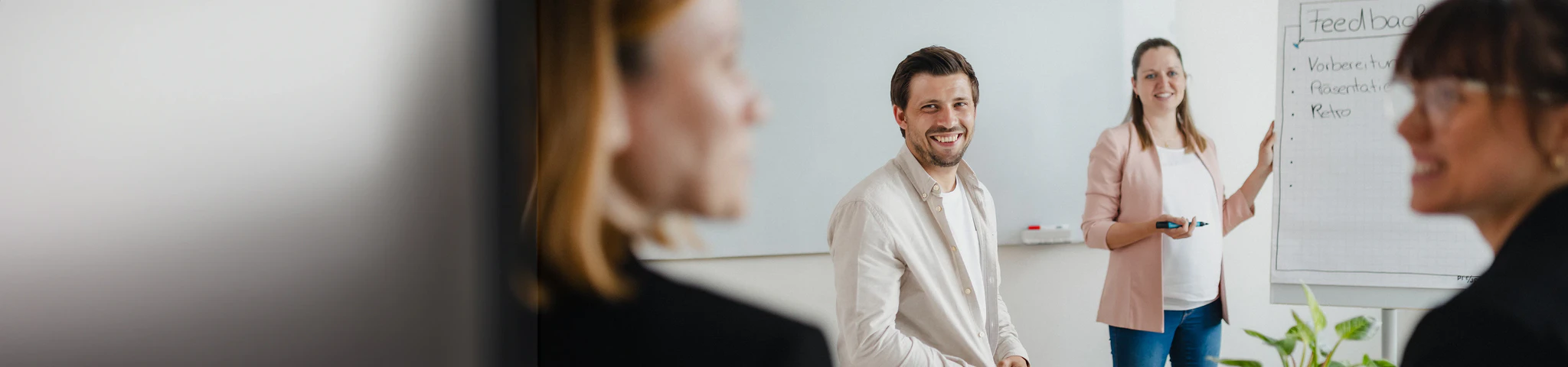 Mitarbeiter besprechen sich im Büro